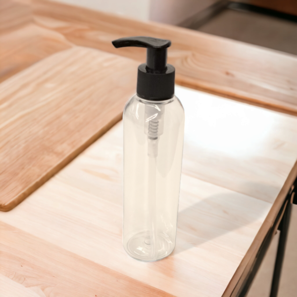 Bouteille PET 200ml posée sur une table en bois
